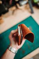 Dompet Pria Kulit Asli Berkualitas Tinggi Vintage Ramah Lingkungan Model Pendek Tanpa Jahitan Buatan Tangan Presisi Laser Cut Tipis Tanpa Jahitan