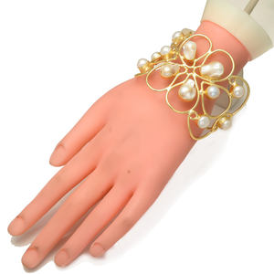 กำไลข้อมือทองเหลืองชุบทอง 22 กะรัต ดีไซน์วินเทจสวยงาม ประดับมุกน้ำจืดทรงไม่สมมาตร ทำด้วยมือ ร้อยด้วยลวดทองเหลือง ปรับขนาดได้ - Product Image 4