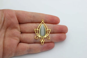 Pendentif artisanal en or filigrané Lotus avec pierre de lune naturelle, bijou bohème spirituel et thérapeutique, vente en gros par Hari Om Creations - Product Image 2