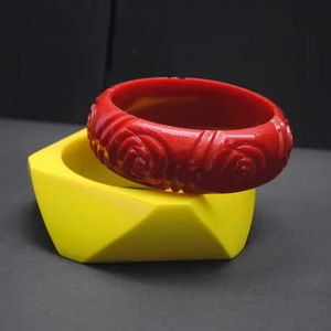 Brazalete de Resina Hecho a Mano con Diseño Retorcido Esculpido, Joyería Artística Coleccionable, Forma de Flor, Patrón Amarillo, Navidad - Product Image 6