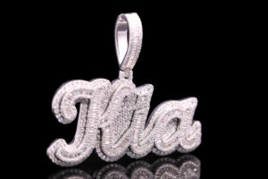 Colgante de Aleación Chapada en Oro Premium con Diamantes CZ Estilo Hip Hop - Product Image 2