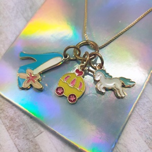 Collar de Cuento de Hadas Encantador con Triple Dije, Diseño de Zapatilla, Carruaje de Calabaza y Motivos de Unicornio, Esmalte Vibrante - Product Image 1