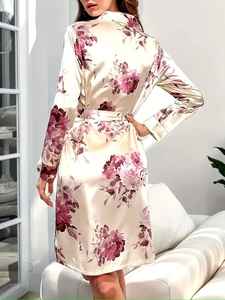 Robe de nuit en satin de soie pour femme, personnalisée de haute qualité, avec logo personnalisé et impression, pour les saisons été, automne, printemps, hiver. - Product Image 3