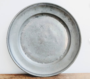 Assiette de service en aluminium de style antique, prix de gros abordable, pour services de traiteur, banquets et restaurants haut de gamme. - Product Image 1