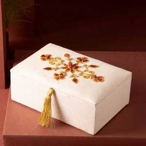 Boîte à bijoux rectangulaire moderne de luxe en textile éco-responsable faite à la main avec couvercle, doublure en velours rose et présentoir pour collier à perles blanches - Product Image 6