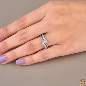 Anillo de Moissanita Moderno con Diseño de Onda Cruzada en Oro Blanco de 18K, con Elegante Banda de Moissanita, Joyería Fina Ética, Regalo para Uso Diario - Product Image 1