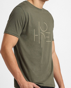 เสื้อยืดผ้าฝ้ายพิมพ์ลายสำหรับผู้ชาย OEM ทรงปกติ แขนสั้น น้ำหนักเบา เสื้อยืดลำลองสำหรับการฝึกกีฬา การเดินทาง และชุดประจำวัน - Product Image 4