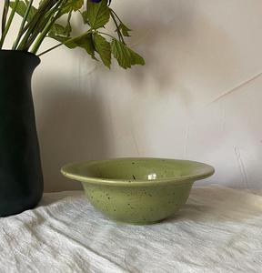 Tazón de Cerámica Color Verde Salvia con Diseño Moteado, Perfil Profundo Contemporáneo, Acabado de Esmalte Liso, Apto para Alimentos, Construcción Resistente, Ideal para Sopas y Ensaladas - Product Image 3