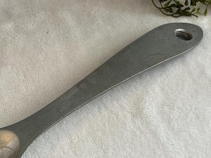 Cuillère de service vintage en métal, grande, contemporaine, moderne, usée - Product Image 2