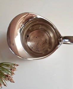 Jarra de acero inoxidable plateada estándar, funcional y perfecta para uso diario en el hogar, catering, restaurantes y servicio a la habitación. - Product Image 5