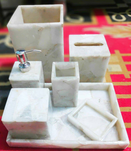 Juego de Accesorios de Baño de Resina Hechos a Mano de Primera Calidad, Incluye Dispensador de Jabón, Bandeja y Vaso con Artículos de Vanidad a Juego - Product Image 4