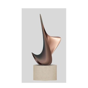 Figura Alada Contemporánea Vanguardista en Degradado de Oro Rosa Metálico y Bronce Oscuro, Pieza de Arte con Estilo Terrazzo Crema - Product Image 3