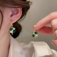 Boucles d'oreilles pendantes tendance en alliage plaqué or avec strass en cristal, style créateur de mode, trèfle à quatre feuilles, bijoux pour femmes