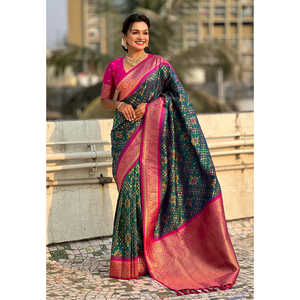 Sari Patola Premium Elite Weaves en Soie Verte Douce Tissée avec des Motifs Zari Complexes et Contrastés – Vêtements Indiens et Pakistanais - Product Image 3