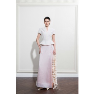 Ensemble de jupes pour femmes en gros SERENITY ASYMMETRICAL MIDI SKIRT Tissu léger et soyeux Trois couches douces Ensemble de jupes pour femmes - Product Image 4