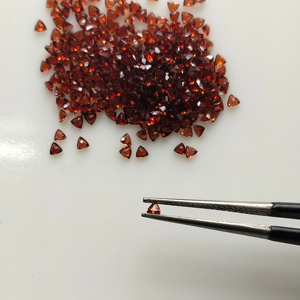 โกเมนสีแดงธรรมชาติ 2 มม. ทรงทริลเลียนคัท คุณภาพดีที่สุด พลอยเม็ดเดี่ยวสำหรับทำเครื่องประดับ - Product Image 1