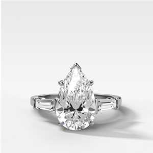 Bagues de fiançailles à trois pierres, solitaire en diamant de laboratoire taille poire 5 carats, en or massif 14K 18K, sertie à griffes, avec bandes modernes de 1,8 mm, vente en gros - Product Image 5