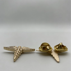 Badge en métal personnalisé avec design ailes, épée et fleur de lys, fixation par épingle de sûreté, finition émail, forme irrégulière - Product Image 4