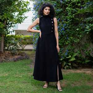 Vestido Negro de Cintura Alta y Cuello Alto con Abertura Lateral sin Mangas para Mujer, con Tela Ligera, Estilo Moderno y Ajuste Cómodo - Product Image 1