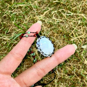 Collier pendentif en macramé fait main avec pierre de lune, vente en gros - Product Image 4