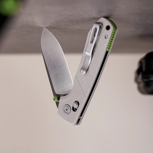 Couteaux pliants argentés avec finition satinée, lame à pointe tombante, manche texturé blanc, bouton de pouce vert, clip de poche métallique pour l'extérieur - Product Image 4