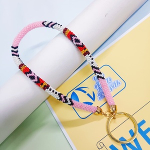 Porte-clés de poignet tendance pour femme, fait main, avec perles imitation perle et pierres, motif diamant bleu, rouge, jaune, noir, or – Idéal comme cadeau - Product Image 1