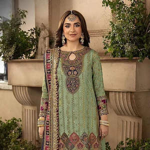Elegante Shalwar Kameez de Organza con Bordado de Perlas y Brillo Invernal, con Pantalón Santoon, Ropa Formal India y Pakistaní para Fiestas - Product Image 1