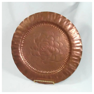 Assiette de présentation ronde en cuivre faite à la main de style vintage avec gravure de rose pour la maison, les mariages et les fêtes - Product Image 6