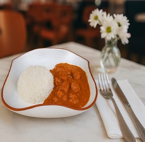 แกงไก่สไตล์ร้านอาหารพร้อมข้าวขาวนึ่งในชามเซรามิก ชามเสิร์ฟอาหารตกแต่งคุณภาพดีที่สุด - Product Image 1