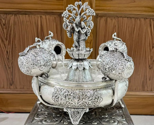 Nouvelle Arrivée Fontaine de Jardin Radha Krishna Kalsah en Laiton Faite à la Main, Décoration Traditionnelle pour la Maison, le Bureau, l'Intérieur, les Mariages - Dhatukala - Product Image 1