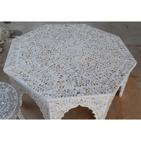 Table basse de style marocain avec incrustation de nacre, motifs traditionnels du Maroc