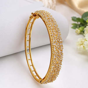 กำไลข้อมือแบบเปิดได้ประดับเพชรแบบอเมริกันชุบทอง 14K พร้อมมุกสำหรับงานแต่งงาน - Product Image 3