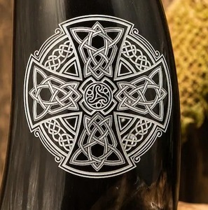 Mug en corne noire gravé, design unique, style médiéval, pour hydromel - Product Image 3