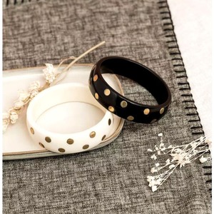 Brazalete de Resina Hecho a Mano, Negro con Puntos Dorados, Forma Redonda, Accesorio de Joyería - Product Image 5