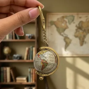 Llavero de globo terráqueo en miniatura vintage con marco de latón antiguo, colgante de mapa mundial, llavero metálico inspirado en viajes para coche o bicicleta - Product Image 2