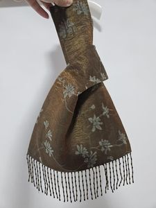 Bolso de Mano Bordado a Mano en Seda con Diseño Floral y Cuentas, Detalles de Perlas, Bolso de Boda, Arte Coleccionable, ALI FASHION ART - Product Image 4