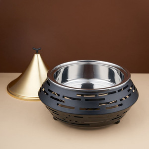 Plat à réchaud noir unique avec couvercle conique doré, corps à découpes et finition moderne pour une présentation élégante lors de traiteurs et mariages - Product Image 3
