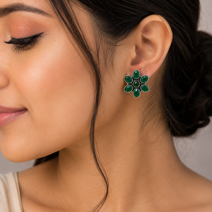 Boucles d'oreilles clous florales vintage en argent oxydé et onyx vert, MOQ disponible |   Bijoux ethniques en laiton pour femmes, vente en gros, Inde - Product Image 2