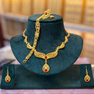 Collar de Mujer MOLL JEWELLERS, Moderno y Elegante, de Latón Sólido Chapado en Oro/Rodio/Plata, con Circonita Natural, Diseño de Hoja y Cadena de Cuerda - Product Image 1