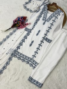 TENNECY Kurti pour femme en tissu faux georgette, style soirée, longueur cheville, coupe classique, avec broderie en fil de coton et dupatta assortie - Product Image 5
