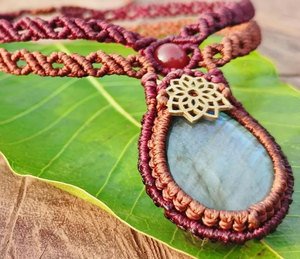 Collier en macramé fait main avec pendentif en labradorite naturelle, cordon rouge brun, bijoux bohèmes en cristal de guérison pour femmes - Product Image 2