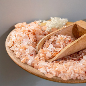 Sel de bain de haute qualité à la rose de l'Himalaya, en forme de cristaux, dans un récipient en verre, logo personnalisé, best-seller, nouvelle arrivée, pour adultes, en vente en ligne - Product Image 4