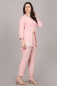 Collection de vêtements de créateur modernes, ensemble 2 pièces en cordon rose clair avec perles et broderies, tenue élégante - Product Image 3