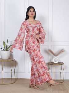 Ensemble coordonné élégant en mousseline rose à imprimé floral pour femme – Robe décontractée respirante à col U et manches cloche avec pantalon palazzo à jambes larges - Product Image 2
