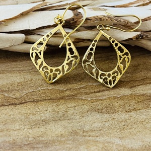 Boucles d'oreilles pendantes en forme de goutte d'eau Primum Look Design, bijoux bohèmes en laiton pour femmes, plaqué or 18 carats, motif floral ajouré, vente en gros/OEM/ODM - Product Image 2