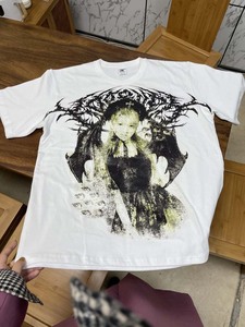 T-shirt surdimensionné à imprimé graphique pour homme, tissu en coton doux au toucher, finition délavée vintage, manches tombantes et style avant-gardiste - Product Image 1