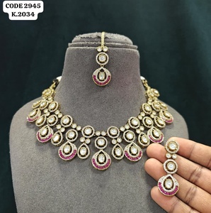 ชุดสร้อยคอ Kundan สุดหรูพร้อมหินห้อยลูกแพร์ชุดเครื่องประดับเจ้าสาวชุบทองพร้อมต่างหูและชุดเซ็ทเซ็ท Maang Tikka - Product Image 3