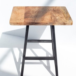 Tabouret en bois de mangue Vandana Falcon Cresta pour une assise élégante à l'intérieur et à l'extérieur dans les maisons modernes - Product Image 2