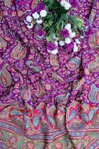 ผ้าเครปสีม่วงเข้มลายดอกไม้พิมพ์ลายเพสลีย์แบบชาติพันธุ์พร้อมขอบตกแต่งอย่างสวยงามสำหรับทำชุดคุर्ติ - Product Image 2