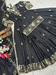 Vestido de Novia Tradicional Indio-Pakistaní de Seda Negra Bordada, Largo hasta el Suelo, Corte Regular, con Detalles en Dorado - Product Image 6